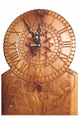 Aus Holz geschnitzte Uhr van Ervin Monn