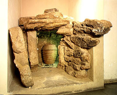Reconstruction of an Etruscan tomb with an urn (stone) van Etruscan