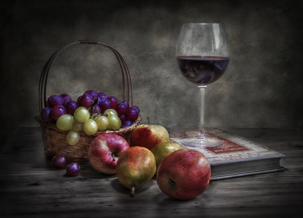 Wine, fruit and reading. van Fran Osuna