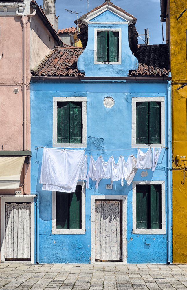 Clothes hanging in Burano, island of Venice van Francesca Ferrari