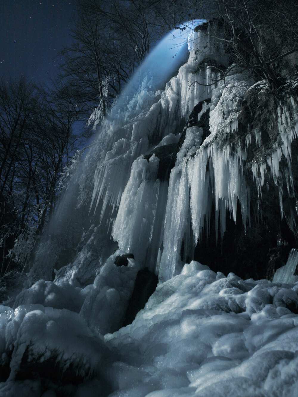 Eisfall im Mondlicht van Franz Schumacher