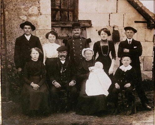 Peasant family of the Sarthe area at a baptism, late 19th century (photo) van French Photographer, (19th century)
