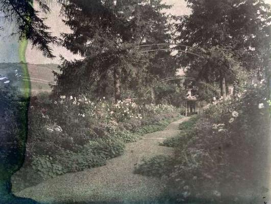 Path in Monet's Garden at Giverny, early 1920s (photo) van French Photographer, (20th century)