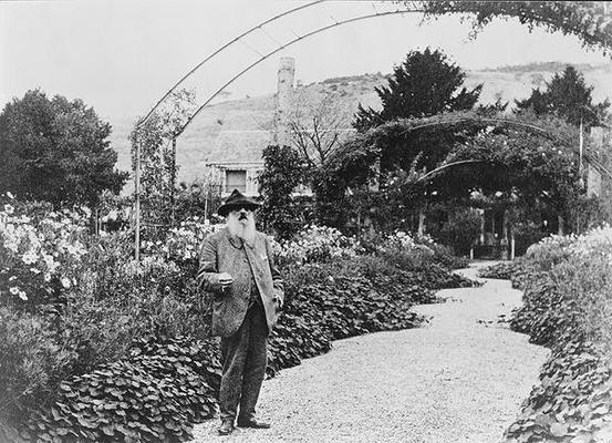 Claude Monet (1841-1926) in his garden at Giverny, c.1925 (b/w photo) van French Photographer, (20th century)