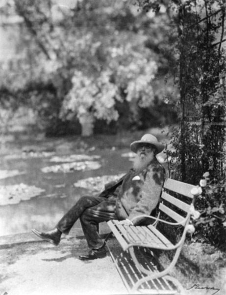 Claude Monet (1841-1926) in his garden at Giverny, c.1920 (b/w photo) van French Photographer, (20th century)