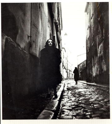 Portrait of Edith Piaf (1915-63) in Paris (b/w photo) van French Photographer, (20th century)