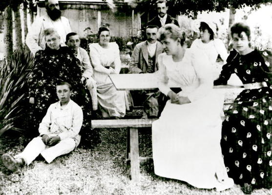 The Monet and Hoschede families, c.1880 (b/w photo) van French School, (19th century)