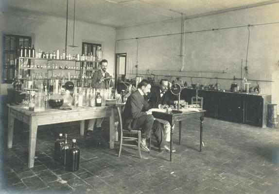 A corner of the chemistry laboratory, from 'Industrie des Parfums a Grasse', c.1900 (photo) van French School, (20th century)