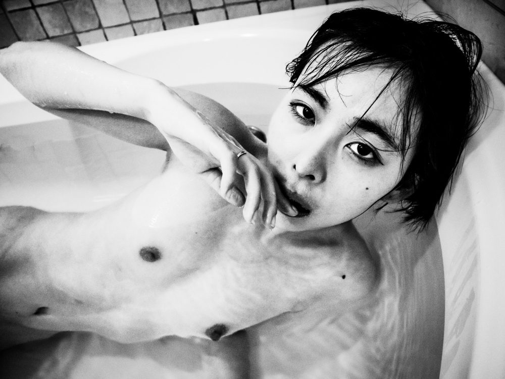 Pas fini(e) - woman in the bath van G-lost-kerberos