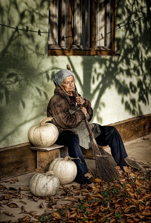 Old woman with pumpkins van George