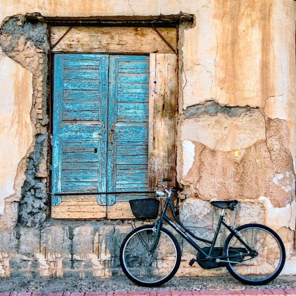 Old Window and Bicycle van George Digalakis