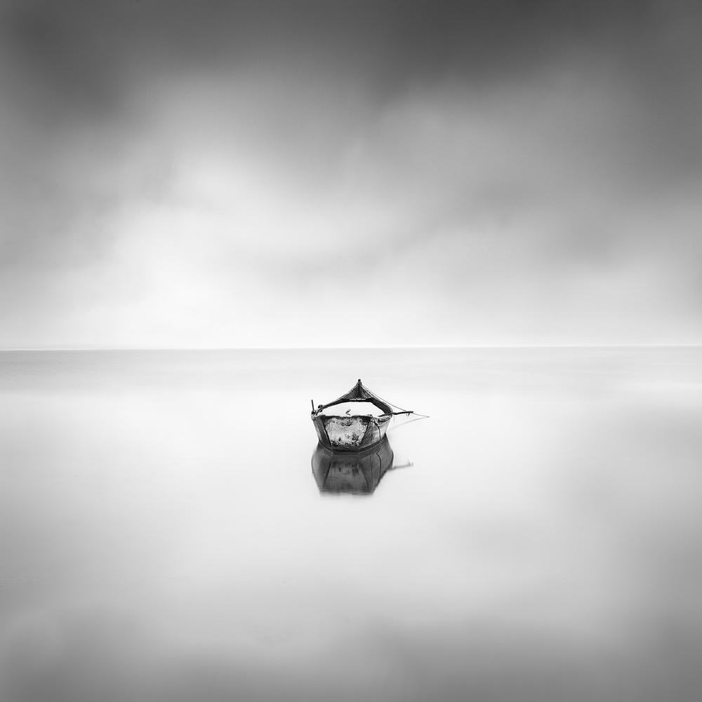 Lonely boat van George Digalakis