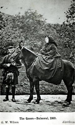 Queen Victoria (1819-1901) on horseback at Balmoral , 1863 (b/w photo) van George Washington Wilson