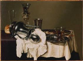 Stilleven met een zilveren kelk, tinnen borden en een wijnglas - Gerrit Heda