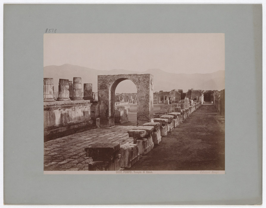 Pompeii: Temple of Jupiter, No. 5032 van Giacomo Brogi