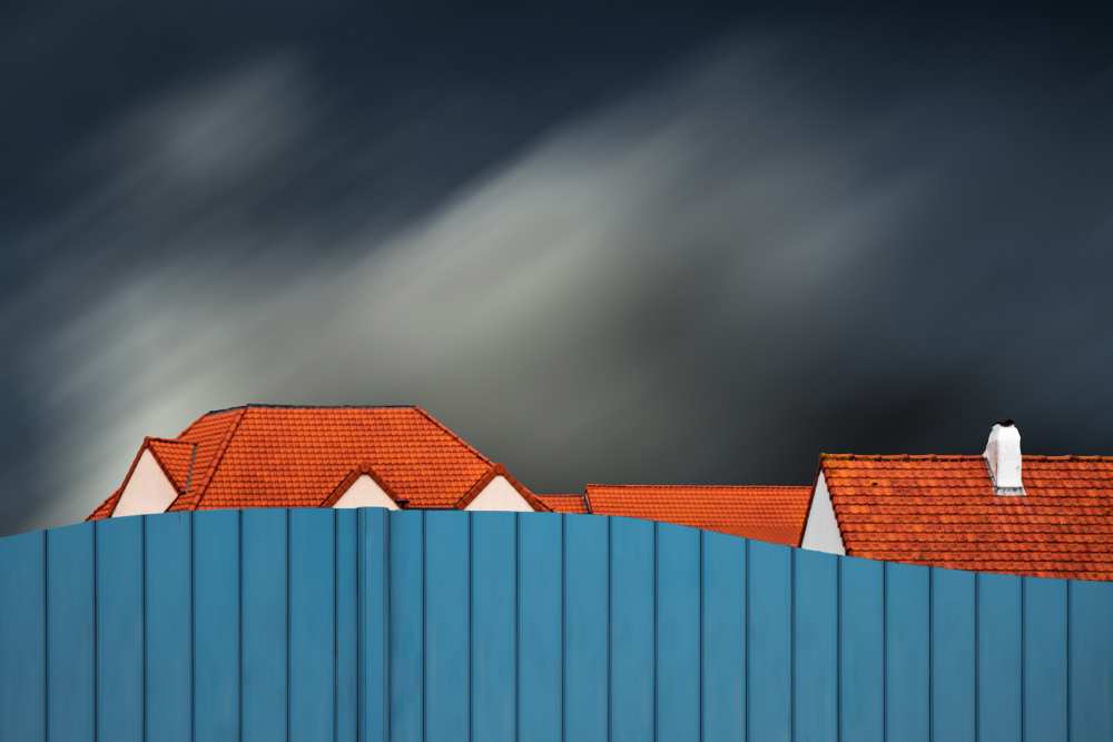 Living behind the fence van Gilbert Claes