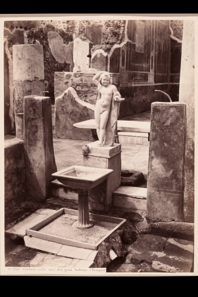 Pompeii: Fountain in the Casa del gran balcone van Giorgio Sommer