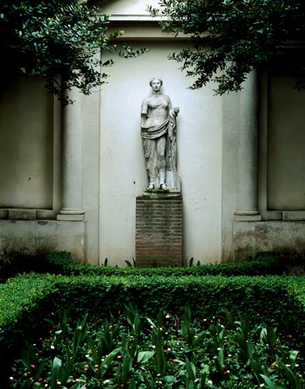 View of the garden, detail of a female antique statue, garden designed van Giorgio Vasari, GiacomoVignola and Bartolomeo Ammannati