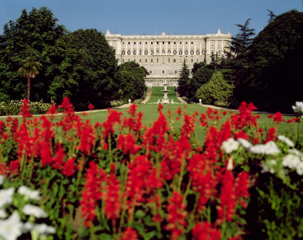 Palacio Real from the gardens, begun in 1738 (photo)  van Giovanni Battista Sacchetti