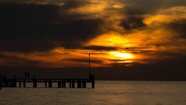 Sunset by the pier 3 van Giulio Catena