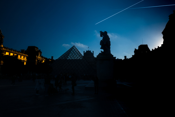 Shadows of the Louvre van Guilherme Pontes