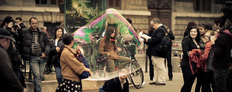 Bubble girl van Guillaume Vigoureux