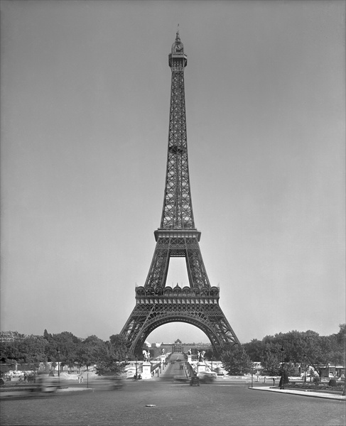 The Eiffel tower, 1887-89 (b/w photo)  van Gustave Eiffel