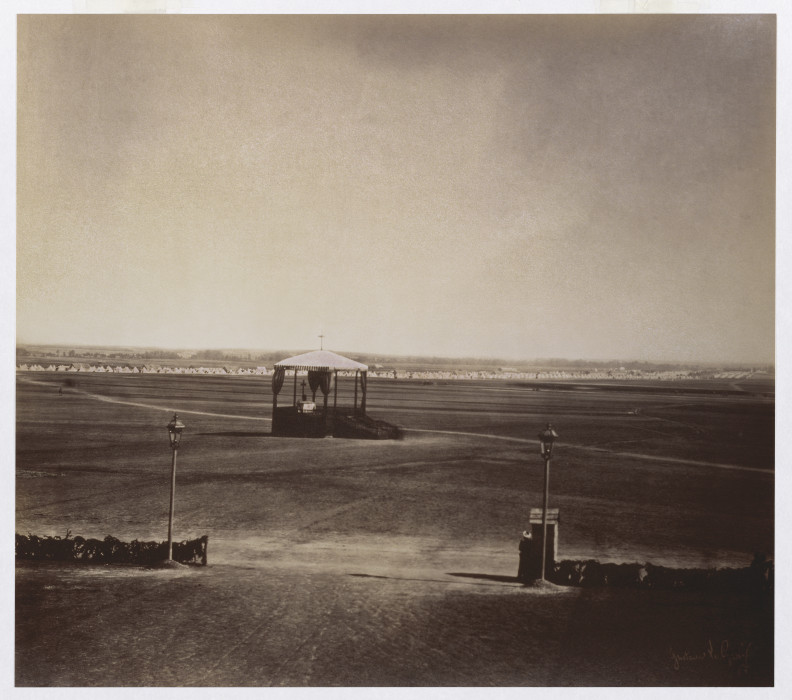 The field of maneuvers in Châlons-sur-Marne van Gustave Le Gray