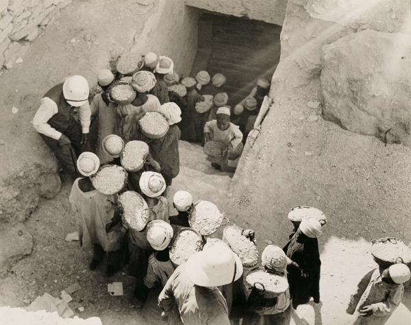 Closing the Tomb of Tutankhamun, Valley of the Kings, February 1923 (gelatin silver print)  van Harry Burton