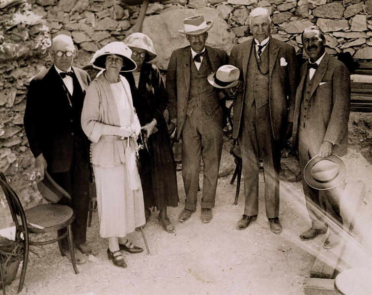 Howard Carter (1873-1939) and a group of Europeans standing beside the excavations of the Tomb of Tu van Harry Burton