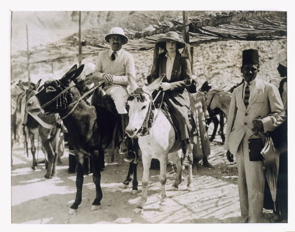 Lady Ribblesdale and Mr Stephen Vlasto arriving on donkeys at the Tomb of Tutankhamun, Valley of the van Harry Burton