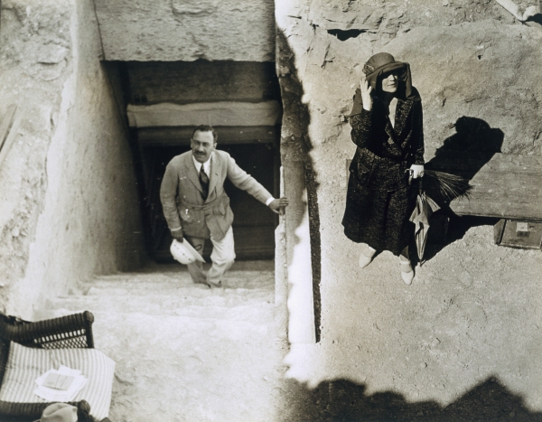 Lady Ribblesdale and Mr Stephen Vlasto at the Tomb of Tutankhamun, Valley of the Kings, 1923 (gelati van Harry Burton