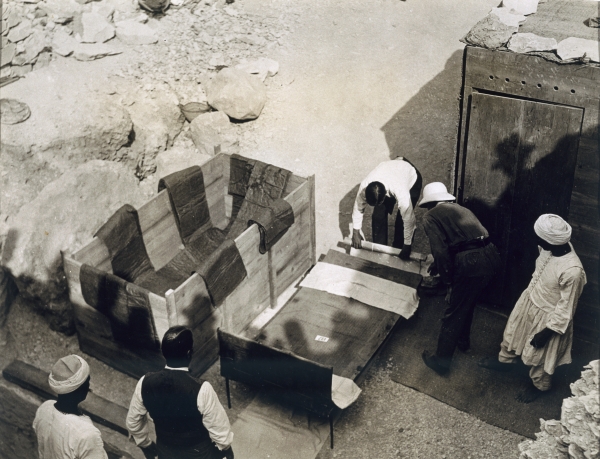 Moving the centre portion of one of the beds or couches from the Tomb of Tutankhamun, Valley of the  van Harry Burton