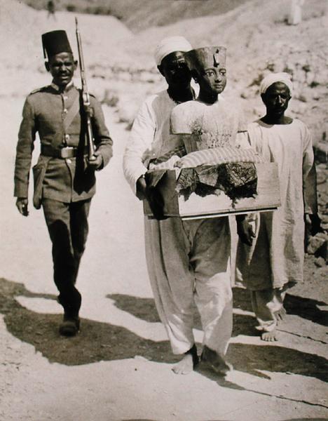 The mannequin or bust of Tutankhamun being carried from the tomb, Valley of the Kings, 1922 (gelatin van Harry Burton