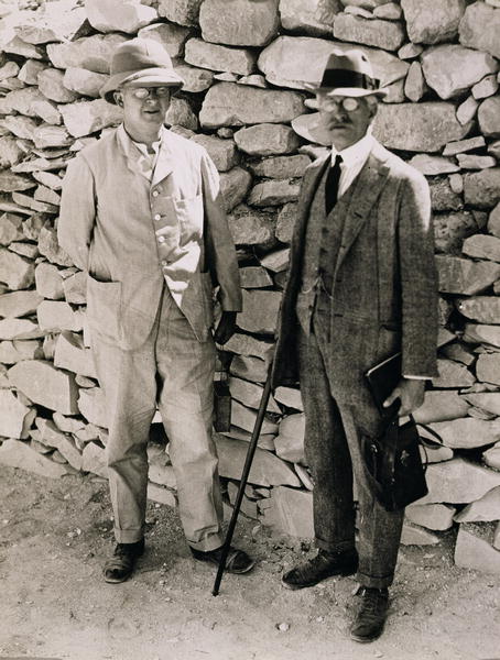 The Unofficial Opening of the Inner Chamber of the Tomb of Tutankhamun. Dr. A. Gardiner and Professo van Harry Burton