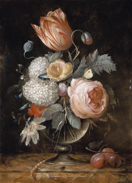 Blumenstrauss in Glasvase mit Insekten und Pflaumen van Hendrik de Fromantiou