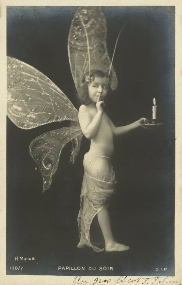 Child dressed as a butterfly van Henri Manuel