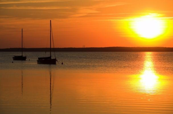 Segelboote im Sonnenuntergang van Holger Schmidt