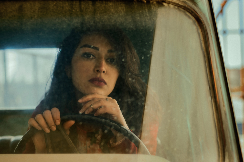 A woman in the car van Hossein Farsad