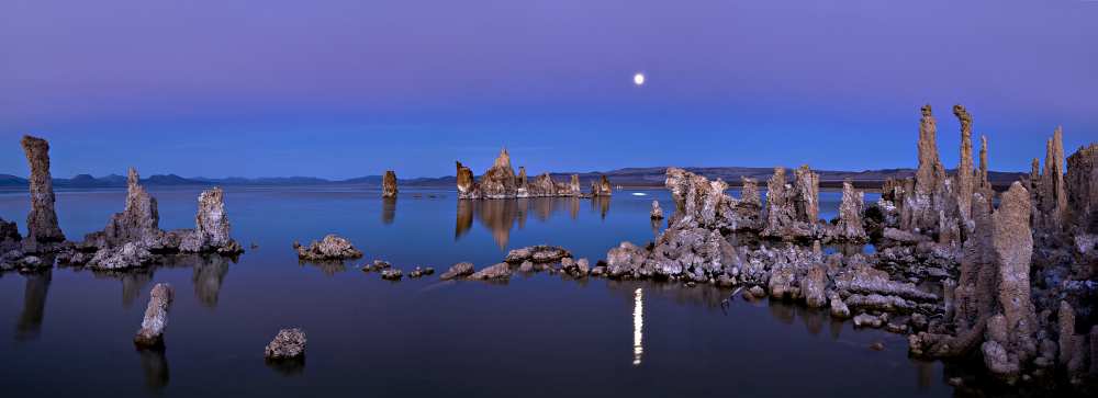 Mono Lake moon rise van Hua Zhu