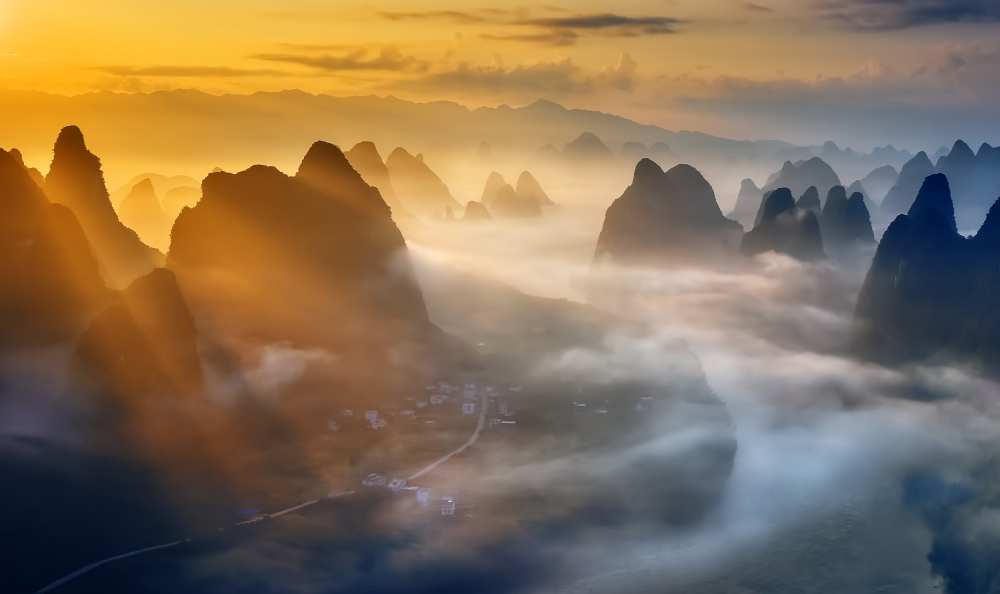 Yangshuo Sunrise van Hua Zhu