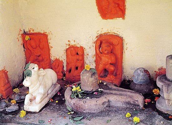 A shrine of a chapel on the Ganges van Indian School
