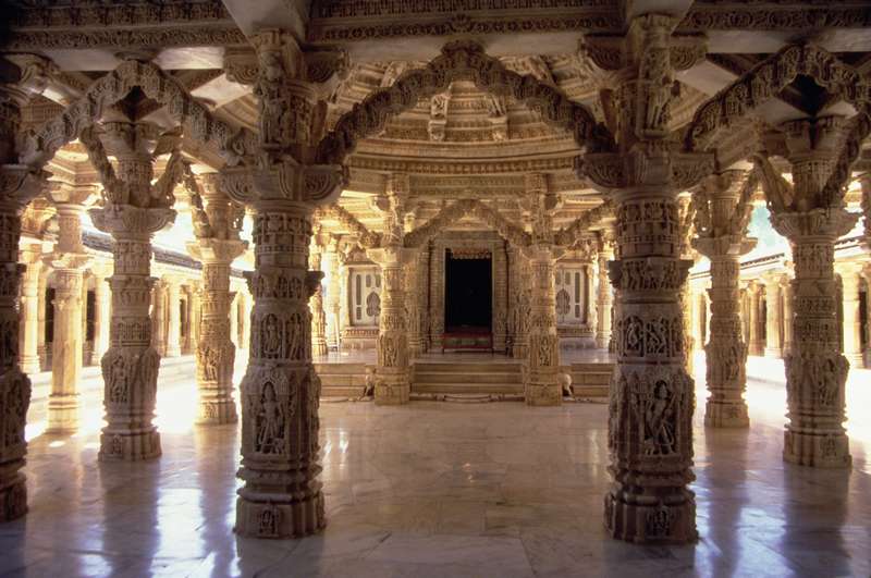 Interior of the Vimala Sha Temple (photo)  van Indian School