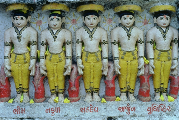 Pancha Pandava, the five hero brothers of the Mahabharata (painted stone)  van Indian School