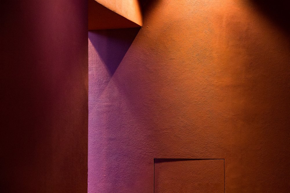 Light on a wall van Inge Schuster