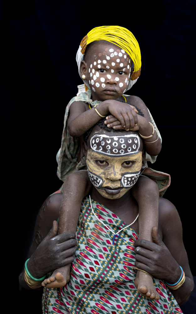 Mother and child of the Suri tribe van Iris Wiener