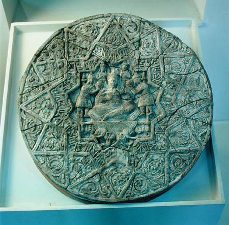 Sun disc depicting a king sitting cross-legged on a throne flanked by two angels in the centre, foun van Islamic School