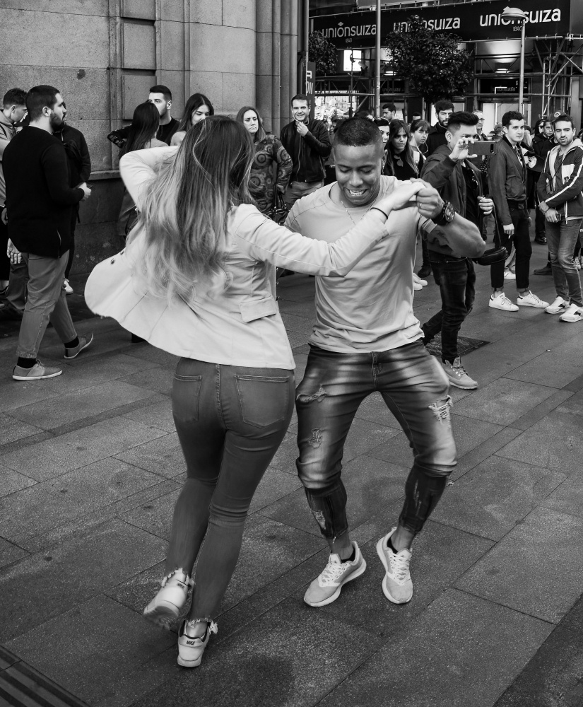 Dancing in the Street van Itzik Einhorn