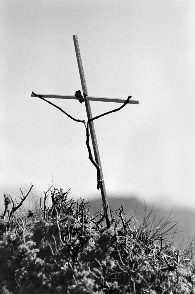 The cross in the mountains (Tribute to C.D.Friedrich) van Jacek Stefan