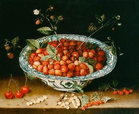 Porzellanschale mit Erdbeeren